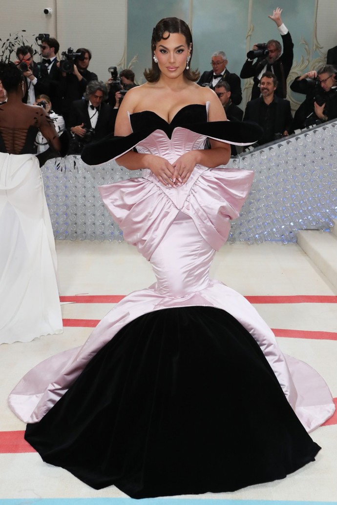 Čtvrté pozvání na Met Gala pojala modelka Ashley Graham velkolepě. Předvedla dokonalou siluetu přesýpacích hodin v korzetové róbě britského návrháře Harrise Reeda, která propojila dva zdánlivě nesourodé materiály  – samet a satén.