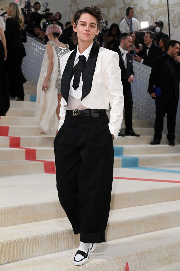 Herečka Kristen Stewart představila na Met Gala nový krátký sestřih. A nutno podotknout, že skvěle korespondoval s její celkovou "chlapeckou" image představovanou modelem Chanel. 