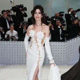 Herečka Anne Hathaway vynesla buklé róbu Versace ozdobenou krystaly Swarovski. Donatella Versace se v ní snažila propojit ikonické prvky značky, kterou řídí po smrti svého bratra Gianniho, i módního domu Chanel, jemuž léta šéfoval právě Lagerfeld.