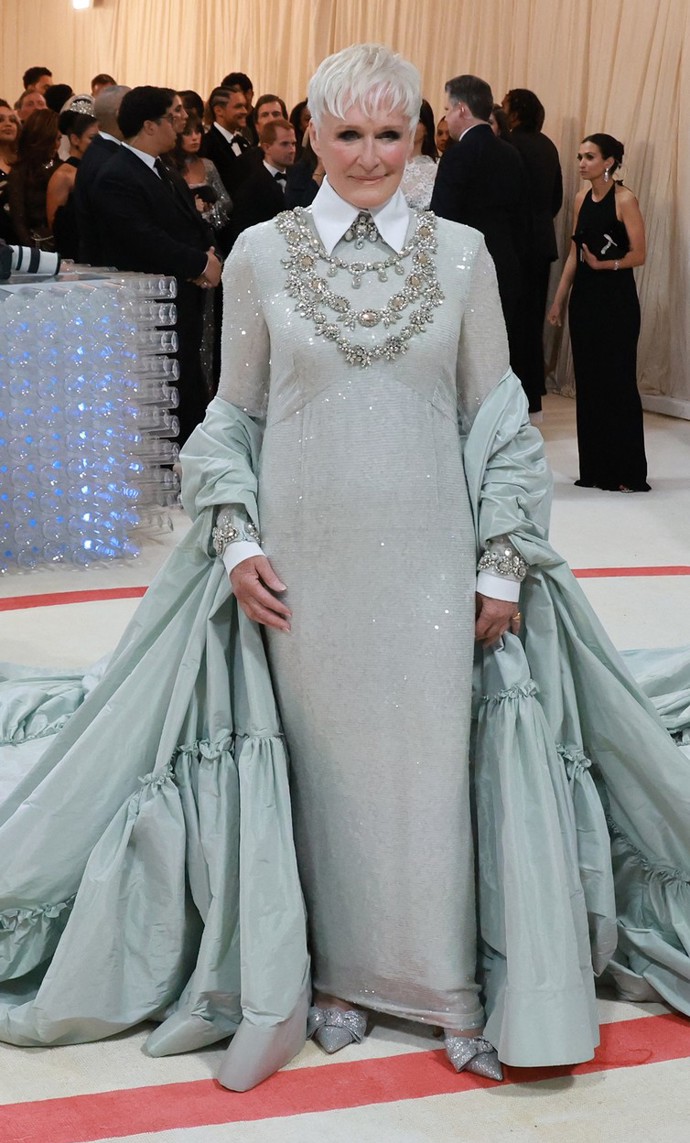 Herečka Glenn Close v kreaci návrháře Erdema Moralioglua, jenž ji na slavnostní večer i osobně doprovázel. Vlečka s volány byla tak objemná, že se ani nevešla do záběru.