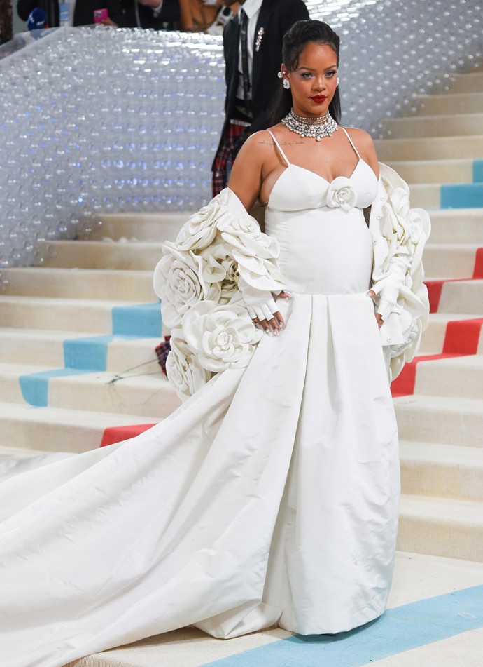 Bez objemného svršku vyklouzly na světla reflektorů na Rihannu nepatřičně  jednoduché a střídmé šaty podtrhující její požehnaný stav. 
