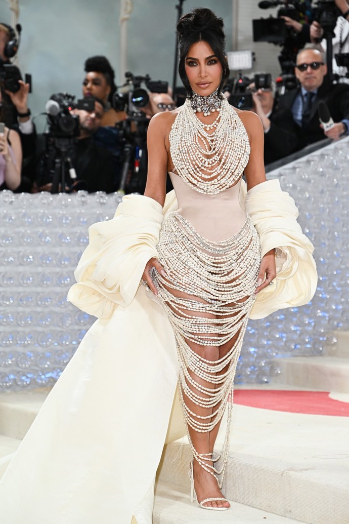 Róba Kim Kardashian bere dech, je totiž poskládaná z 50 000 perel a jejich výroba údajně trvala 1000 hodin. Model, který si Kim i sama navrhla, pro ni vytvořil módní dům Schiaparelli a návrhář Daniel Roseberry.