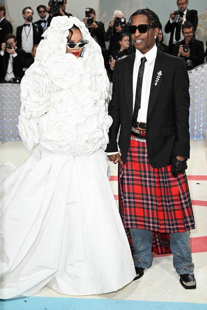 Rihanna a A$AP Rocky dorazili poslední, rozhodně ale nezapadli. Původně zcela skryta pod záplavou látkových květů Rihanna později odhalila velice sofistikované šaty na ramínka, které tentokrát nezvykle kryly textilem její vzdouvající se bříško.