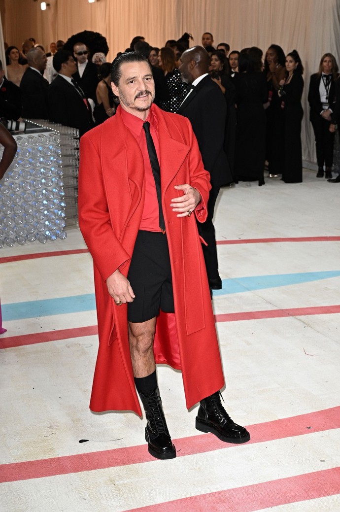 Herec Pedro Pascal ve strohém červeno-černém vyjádření letošního dress codu oslavujícího legendárního návrháře Karla Lagerfelda.