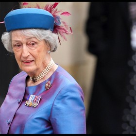 Bývalá dvorní dáma, Lady Susan Hussey, doplnila taftový kostým barevně sladěným toka kloboukem s pírky.