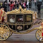 Příjezd královského páru do Westminsterského opatství.