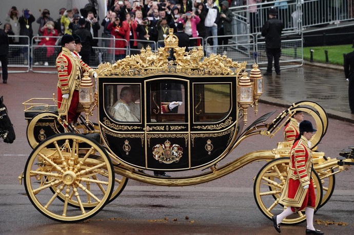 Příjezd královského páru do Westminsterského opatství. 