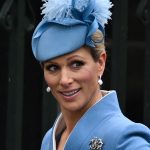 Vnučka královny Alžběty II. Zara Tindall při příchodu do Westminsteru nešetřila úsměvy. Její elegantní vzhled doladil také propracovaný klobouček zdobený stuhami a peřím.