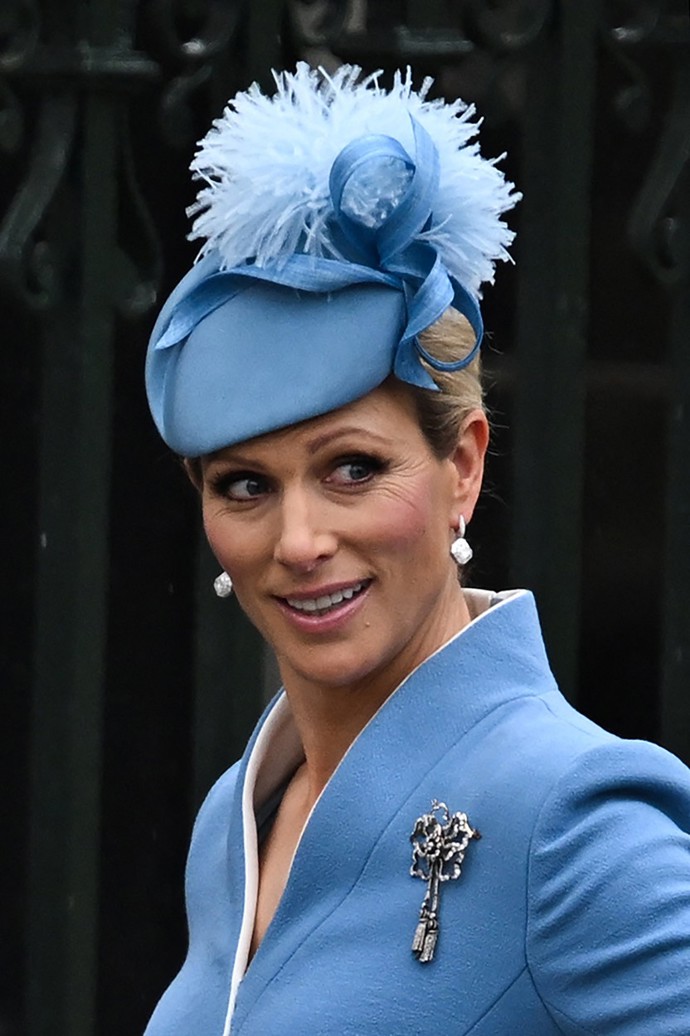 Vnučka královny Alžběty II. Zara Tindall při příchodu do Westminsteru nešetřila úsměvy. Její elegantní vzhled doladil také propracovaný klobouček zdobený stuhami a peřím.