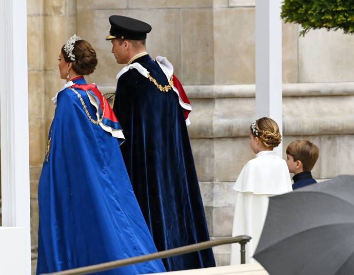 Princ a princezna z Walesu vstupovali do Westminsterského opatství ozdobeni slavnostními rouchy.