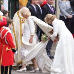 Královna Camilla oblékla bílé šaty se zlatým vyšíváním od oblíbeného návrháře princezny Diany Bruce Oldfielda.