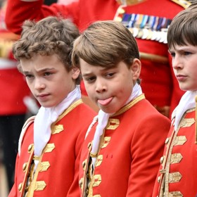 Během slavnostního aktu si neodpustil rozpustilé grimasy.