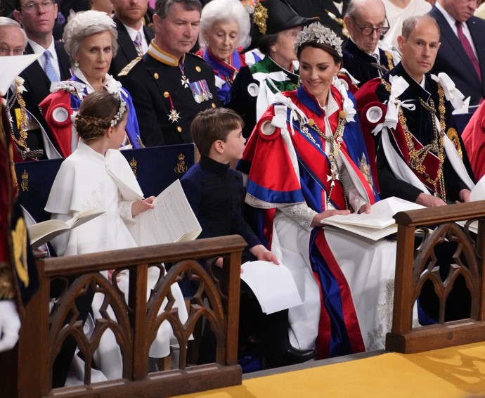 Kate Middleton měla pod rouchem bílé šaty od návrháře Alexandra McQueena.