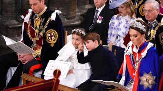 Královské děti na korunovaci Karla III.: Louis zíval nudou, George nesl dědovi roucho a Charlotte kopírovala mámu
