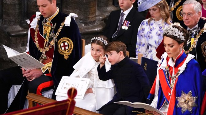 Královské děti na korunovaci Karla III.: Louis zíval nudou, George nesl dědovi roucho a Charlotte kopírovala mámu