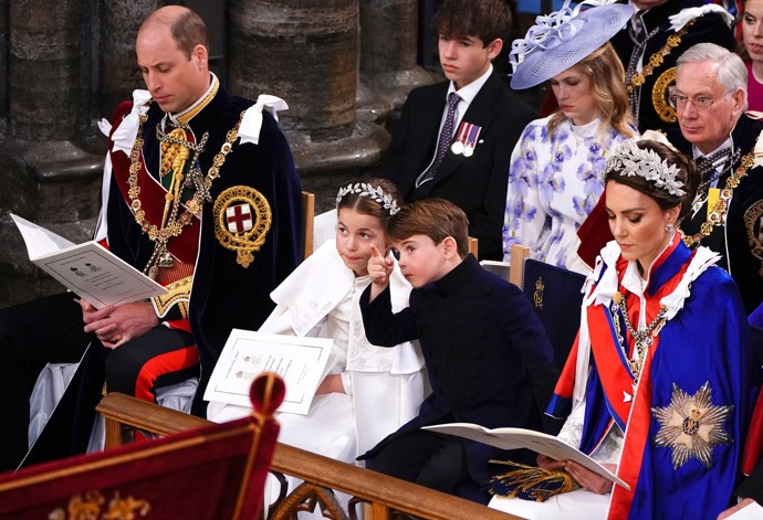 Prince Louise zajímal v katedrále každý detail a Charlotte mu ráda vše vysvětlovala.