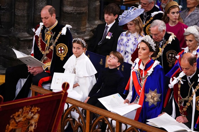 Královská vnoučata si korunovaci Karla III. užívala po svém - Louis obdivoval interiér katedrály, Charlotte byla za vzorňačku a o mladšího brášku se láskyplně starala.