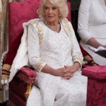 Královna Camilla miluje bílou barvu, která se k tak slavnostní příležitosti skvěle hodí.