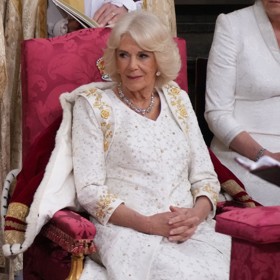 Královna Camilla miluje bílou barvu, která se k tak slavnostní příležitosti skvěle hodí.