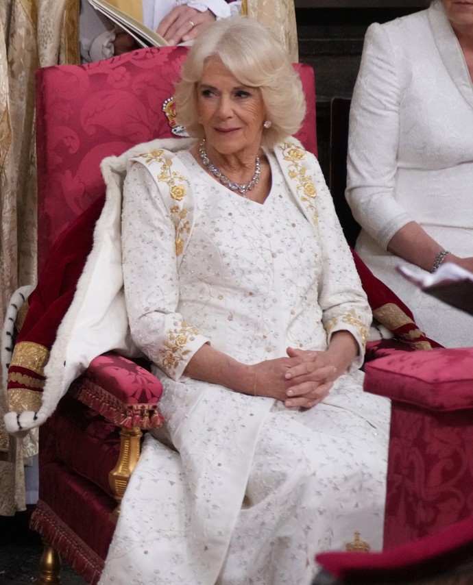 Královna Camilla miluje bílou barvu, která se k tak slavnostní příležitosti skvěle hodí. 