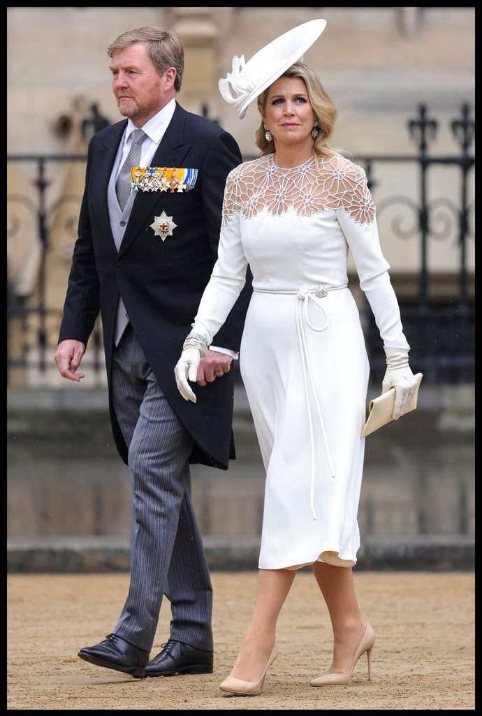 Nizozemská královna Máxima přišla ve smetanových šatech ke kolenům, kterým dodala šik formu extravagantní pokrývka hlavy. Šikmo nasazený fascinátor s nepravidelnou krempou nelze přehlédnout.