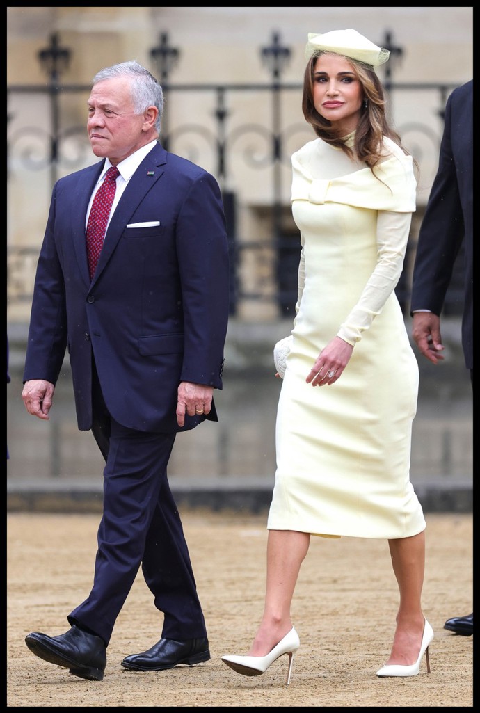 Jordánská královna Rania také dostála své pověsti dámy se skvělým vkusem a předvedla se ve světle žlutých jednoduchých šatech s transparentními prvky doplněných o miniklobouček typu toka bez krempy s nepostradatelným závojíčkem. 