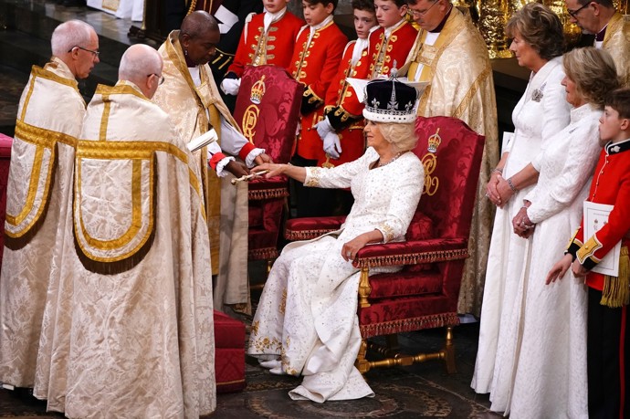 Královna Camilla s korunou královny Mary s diamantem Koh-i-noor.