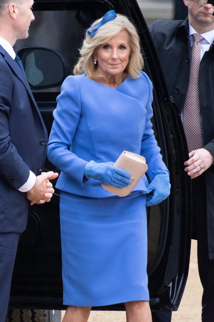 Manželka amerického prezidenta Jill Biden zvolila pro korunovační ceremonii modrý kostýmek sladěný s rukavičkami. Místo kloboučku vetkla do blond mikáda jednoduchou stuhu.