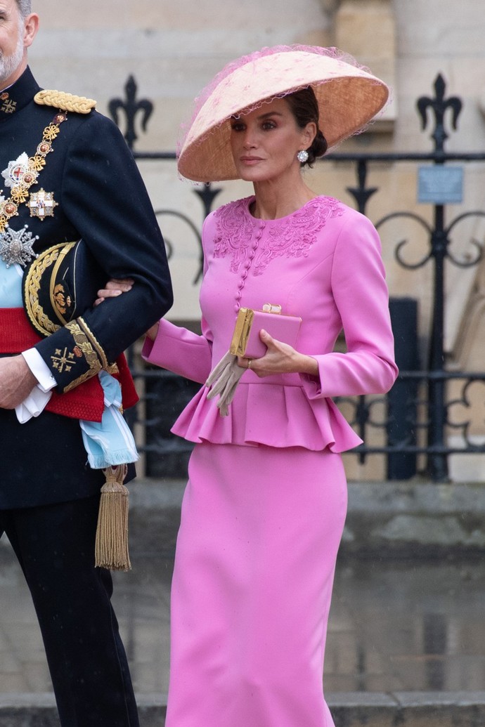 Královna Letizia dorazila do Westminsteru v perfektně sladěném růžovém kostýmku s pouzdrovou sukní, který doladila nepřehlédnutelným kloboukem a růžovými doplňky.