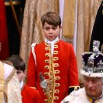 Princ George vypadal, že si korunovaci svého dědečka nijak zvlášť neužívá.