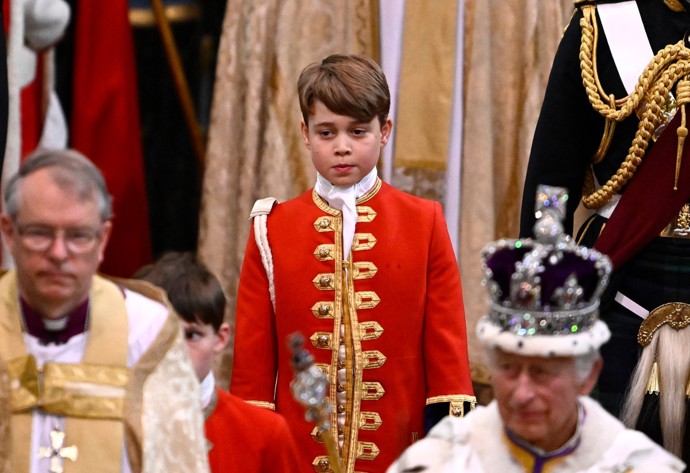 Princ George vypadal, že si korunovaci svého dědečka nijak zvlášť neužívá.