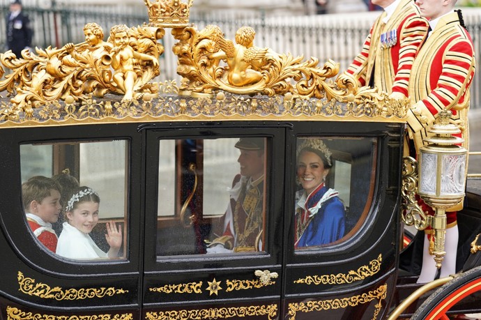 Jejich sestra, princezna Charlotte, si oproti bratrům korunovaci užívala.