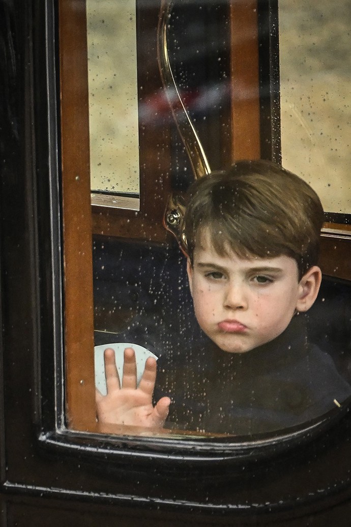 Princ Louis byl evidentně znuděný deštivým počasím i délkou slavnostního ceremoniálu.