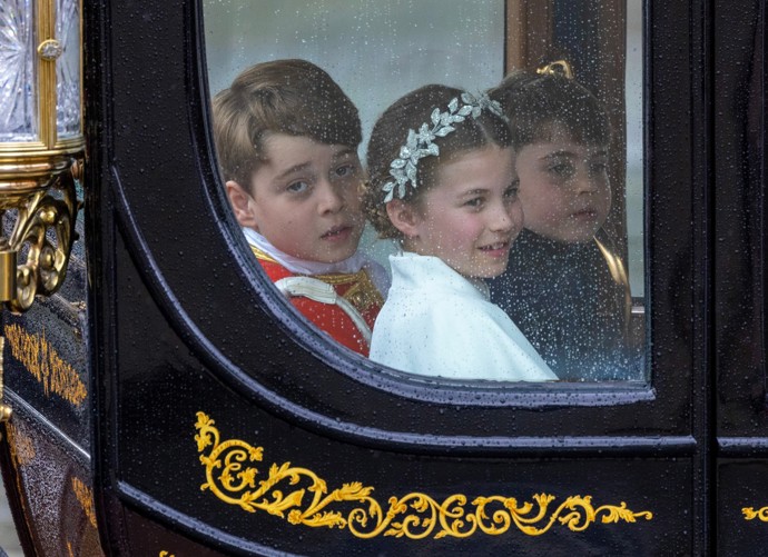 Sourozenecké trio George, Charlotte a Louis přijelo na ceremoniál společným kočárem.
