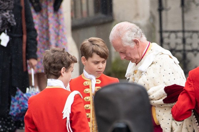 Ve Westminsterském opatství Karel Georgovi tu a tam něco pošeptal, že by ho jako budoucího krále připravoval na jeho vlastní korunovaci?