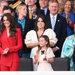 Kate zvolila výrazný kalhotový kostým od Alexandra McQueena pro nedělní podvečerní koncert na počest jejího tchána, čerstvě korunovaného britského krále Karla III.