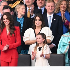 Kate zvolila výrazný kalhotový kostým od Alexandra McQueena pro nedělní podvečerní koncert na počest jejího tchána, čerstvě korunovaného britského krále Karla III.