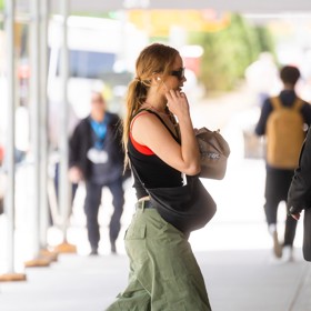 Herečka Jennifer Lawrence doplnila subtilními teniskami širokánské cargo kalhoty.