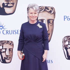 Představitelka královny Alžběty II., herečka Imelda Staunton, vsadila na královský styl i při cestě na červený koberec. Barvou i střihem šatů, které zvolila, by do královského prostředí zapadla bez sebemenších okolků.