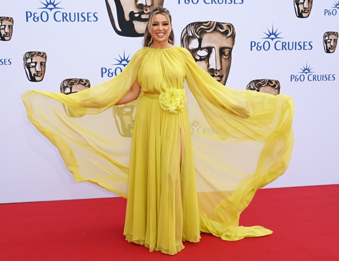 Mladší sestra zpěvačky Kylie Minogue Dannii dorazila na červený koberec v lehoučké šifonové róbě ve výrazném žlutém odstínu a jasně oslnila.