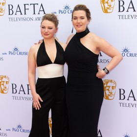 Styl matky a dcery. Herečka Kate Winslet a její dcera Mia Threapleton předvedly nejen barevně sladěnou kombinaci stylu a elegance. Doplnily ji jednoduchým líčením i účesem v podobném duchu.