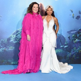 Melissa McCarthy si v pohádce zahrála chobotnici Uršulu. Na snímku s představitelkou Malé mořské víly Halle Bailey.