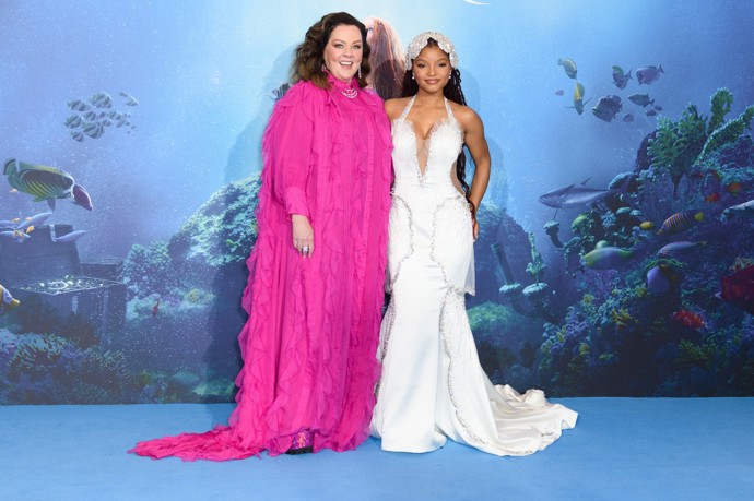 Melissa McCarthy si v pohádce zahrála chobotnici Uršulu. Na snímku s představitelkou Malé mořské víly Halle Bailey. 