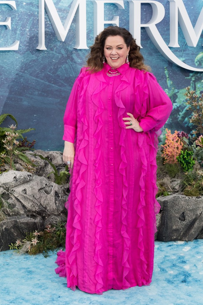 Melissa McCarthy na premiéře Malé mořské víly v krásné róbě Maison Valentino v odstínu Viva Magenta.