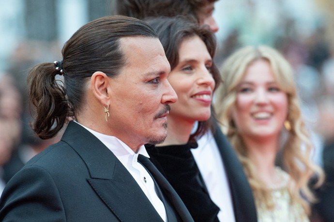 Svůj návrat na výsluní si v Cannes užil i Johnny Depp. Ten se stále nevzdává dlouhých vlasů, které svázal ozdobnou gumičkou s kovovými kuličkami. Herec se dočkal sedmiminutového potlesku na premiéře svého nového snímku. 