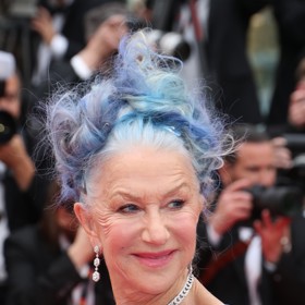 Helen překvapila účesem, své aktuálně dlouhé vlasy nechala nabarvit namodro.