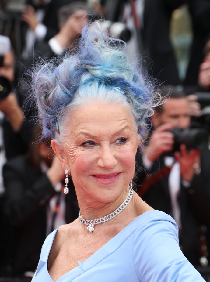 Helen překvapila účesem, své aktuálně dlouhé vlasy nechala nabarvit namodro.