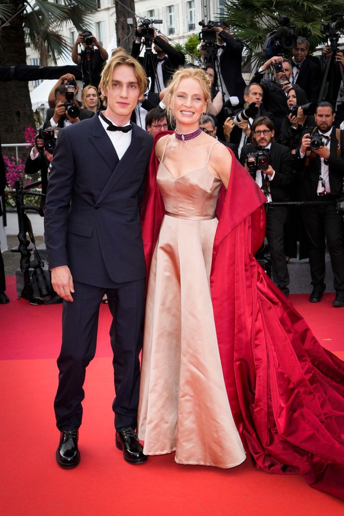 Nádhernou róbu od Christiana Diora oblékla Uma Thurman, kterou doprovázel její syn Levon Roan Thurman-Hawke. 