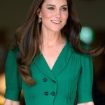 Kate doladila outfit bižuterií. Náušnice značky Accessorize jsou ovšem beznadějně vyprodané, stály totiž pouhých 300 korun, a jakmile si je vezme princezna...