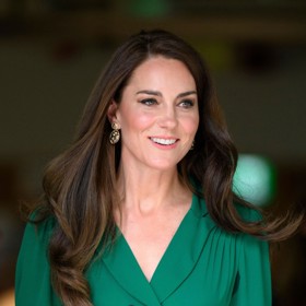 Kate doladila outfit bižuterií. Náušnice značky Accessorize jsou ovšem beznadějně vyprodané, stály totiž pouhých 300 korun, a jakmile si je vezme princezna...